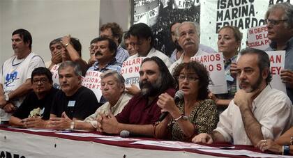 Los referentes de los gremios docentes, ayer, en conferencia de prensa en La Plata