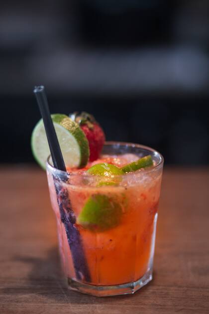 Los refrescantes tragos de Malloys completan el hechizo de su ambientación y vista para sentirse inmediatamente de vacaciones