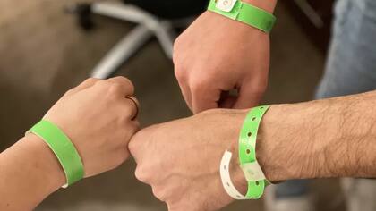 Los refugiados reciben manillas con las que pueden reclamar cada comida en los albergues