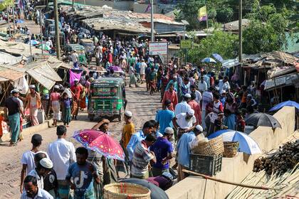 Los refugiados rohingya se reúnen en un mercado cuando los primeros casos de coronavirus han surgido en la zona, en el campo de refugiados de Kutupalong en Ukhia el 15 de mayo de 2020