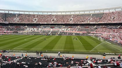 Los regadores prendidos en el campo de juego