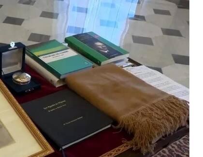 Los regalos de Milei al Papa, entre ellos los libros de Huerta de Soto