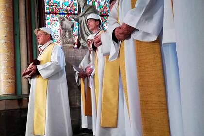 Los sacerdotes se colocaron cascos y mantuvieron sus atuendos ceremoniales durante la misa