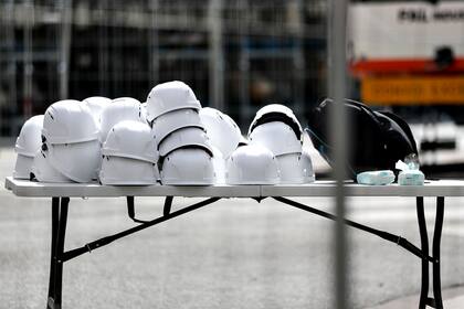 Los cascos de seguridad en una mesa afuera de Notre Dame