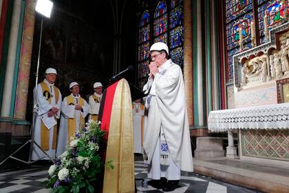 El arzobispo de París encabeza la primera misa, dos meses después del devastador incendio en la catedral de Notre Dame de París