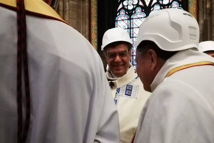 El arzobispo de París, Michel Aupetit, habla con un compañero del clero durante la primera misa luego del incendio que destruyó gran parte del techo y estructuras de Notre Dame