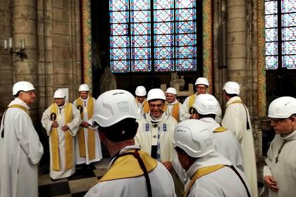 El arzobispo de París, Michel Aupetit, saluda a otros religiosos