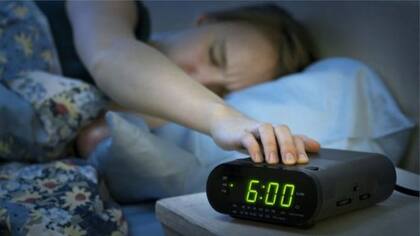El despertador tradicional, libre de distracciones, favorece un despertar más saludable al evitar las interrupciones del sueño que causa el celular