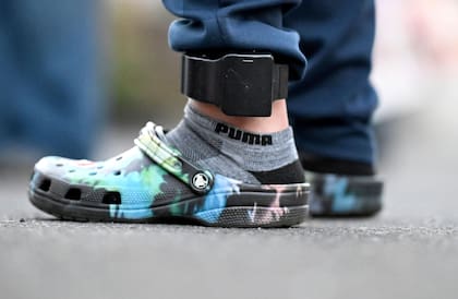 Los relojes son entregados a los migrantes que forman parte del programa de Alternativas a la Detención (ATD)