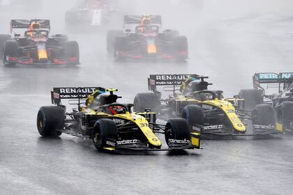 Los Renault de Ocon y Ricciardo se tocan en la largada; provocaron el trompo de Bottas, que se quedó sin chances desde la largada