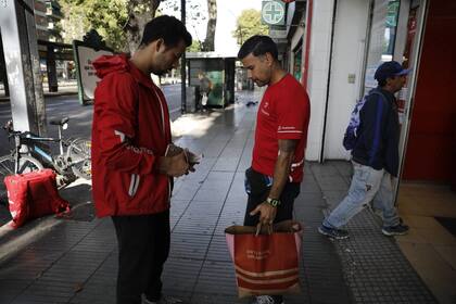 Los repartidores y el coronavirus: "Salvamos vidas haciendo las compras"