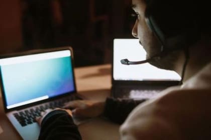 Los representantes de servicios remotos trabajan a través del teléfono celular, la web o el correo electrónico