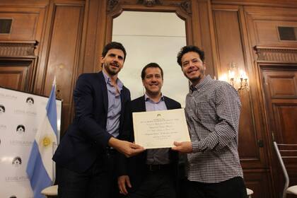 Los representantes de Telefé y la productora recibieron el reconocimiento de manos del legislador de Unidad Ciudadana, Mariano Recalde