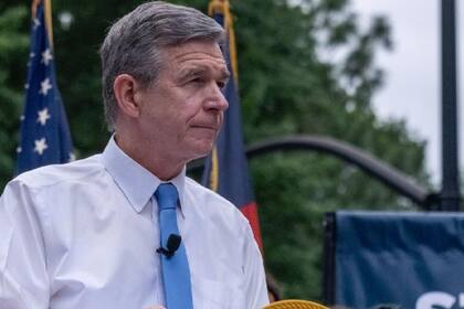 Los republicanos derogaron el veto del gobernador, Roy Cooper, para prohibir el aborto desde la semana 12