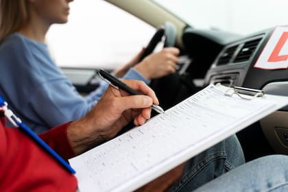 Los requisitos para sacar una licencia de conducir en Texas incluyen aprobar un examen de conocimientos y uno de conducción