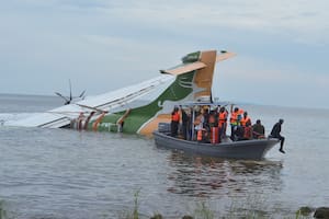 Un avión cayó en un lago de Tanzania poco después de despegar: cómo un pescador se convirtió en héroe