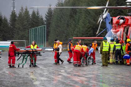 Los rescatistas continuaban con las tareas de evacuación de las más de 1300 personas a bordo del barco