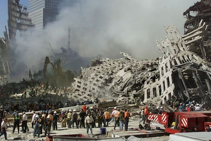 
Los rescatistas continúan su búsqueda mientras el humo se eleva entre los escombros del World Trade Center, el jueves 13 de septiembre de 2001