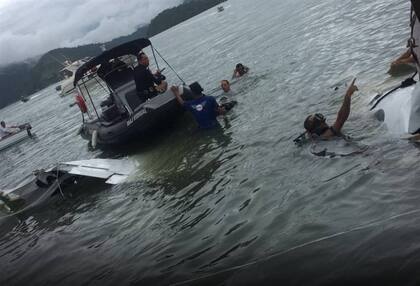 Los rescatistas de la policía buscaban ayer los cuerpos de las víctimas, cerca de Paraty