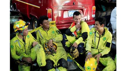 Los rescatistas descansan durante una práctica de rescate de accidentes automovilísticos