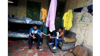 Los rescatistas Joel Altamirano y Cesar Muñoz comparten un refresco en la base Comandos