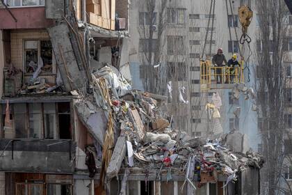 Los rescatistas retiran los escombros de un edificio de varios pisos gravemente dañado tras un ataque con drones, en Odessa el 3 de marzo de 2024, en medio de la invasión rusa de Ucrania