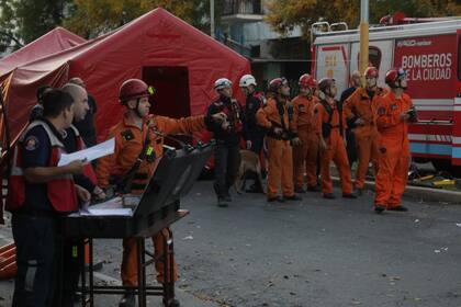 Los rescatistas se reúnen para coordinar las próximas tareas de rescate en el derrumbe de Floresta