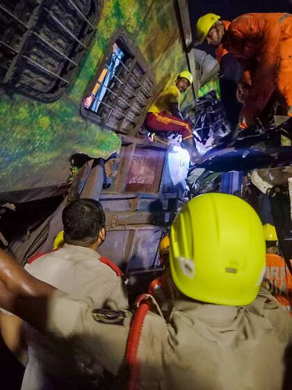 Los rescatistas trabajan en la búsqueda de las víctimas del accidente