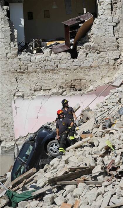Los rescatistas trabajan en Pescara del Tronto en medio de los escombros