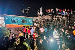Descarrilaron dos trenes: hay 70 muertos, cientos de atrapados y 300 heridos