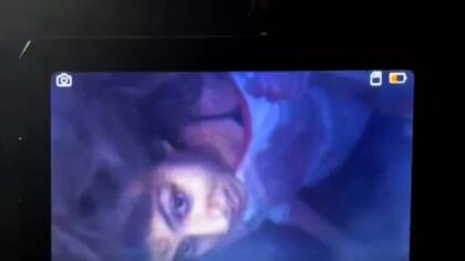 Los rescatistas tuvieron que usar una cámara para poder ver a las jóvenes bajo los escombros