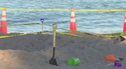 Los rescatistas utilizaron tablas de soporte para evitar que la arena se desplomara
