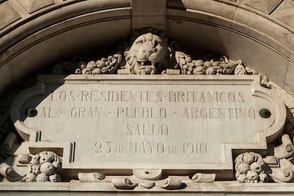 "Los residentes británicos al gran pueblo argentino. Salud", la placa de una de sus paredes