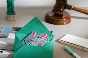 Los residentes con green card que enfrenten una deportación pueden solicitar la cancelación de expulsión