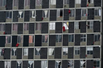 Los residentes cuelgan trapos rojos en sus ventanas como señal de socorro para recibir ayuda del gobierno en medio del brote de coronavirus en Bogotá el 15 de abril de 2020