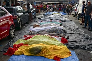 Los residentes de la favela Penha trasladaron por sus propios medios alrededor de 56 cadáveres a una plaza pública