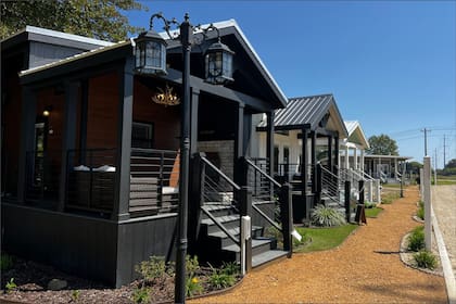 Los residentes de la villa de minicasas para jubilados de Texas deben adquirir una propiedad y pagar US$950 por mes por el lote