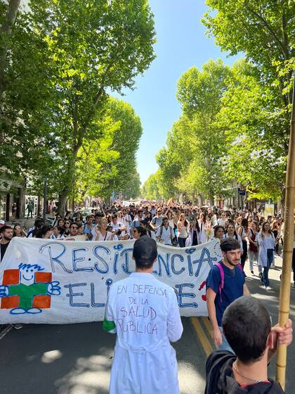 Los residentes de los hospitales porteños se movilizaron a la jefatura de Gobierno en reclamo de mejora de sus condiciones de trabajo