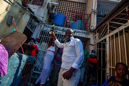 Los residentes del distrito Cassenda de Luanda el 20 de mayo de 2020 celebran después de que la Directora Nacional de Salud Pública, Helga Freitas, levantara una orden de cuarentena de dos semanas