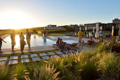 Los residentes disfrutan de la pileta del club house