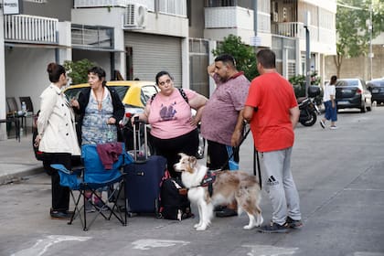 Los residentes evacuados siguen acercándose al complejo para intentar entender qué pasará con sus departamentos
.