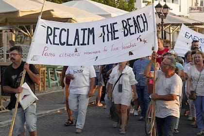 Los residentes locales están protestando contra los numerosos impactos del turismo excesivo en sus playas