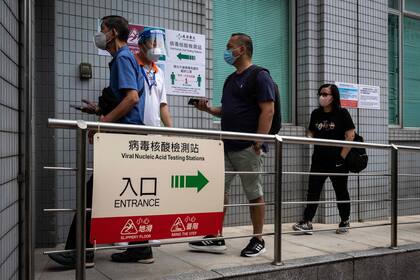 Los residentes locales llegan para una prueba de covid-19 en el hospital Kiang Hu