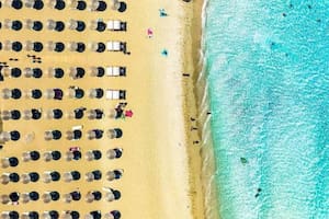 Los residentes locales reclaman acceso gratuito a playas en las que bares y otros negocios alquilan reposeras y sombrillas a precios exorbitantes