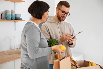 Los residentes permanentes también cuentan con criterios adicionales para optar al programa de nutrición