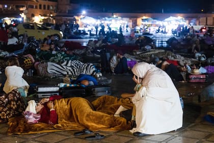 Los residentes se quedan en una plaza de Marrakech el 9 de septiembre de 2023, después del terremoto