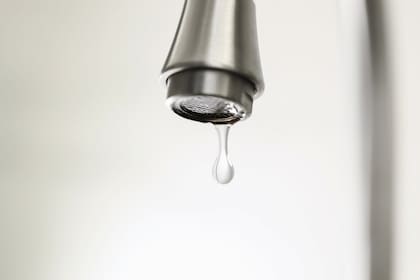 Los residentes solo pueden lavar sus automóviles en casa el día asignado para el riego de su dirección y deben utilizar mangueras con boquillas de cierre automático para evitar el desperdicio