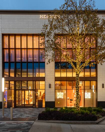 Los residentes tienen acceso a centros como River Oaks Shopping Center y River Oaks District