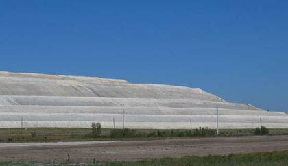 Los residuos de fosfoyeso se almacenan en pilas