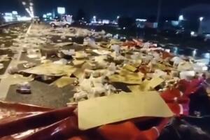 Los residuos y latas de cerveza desparramados en la autopista impedían el tránsito